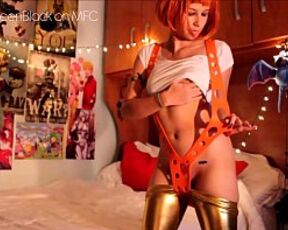 LEELOO FAZENDO STRIPTEASE COSPLAY GOSTOSA