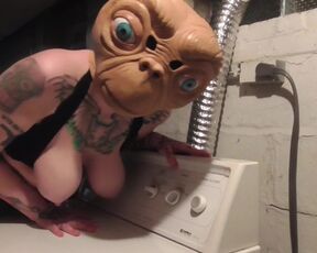 ET DISCOVERS DRYER AND HUMPS IT