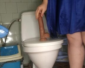 Curvy MILF pissing and fucking her dildo in the toilet