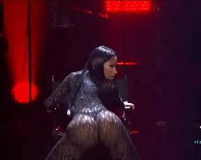 Nicki Minaj shaking her ass