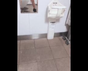 素人JKが公衆トイレで悶絶潮吹き