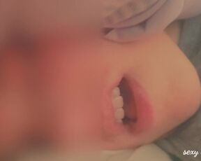 MILF fucks herself face closeup