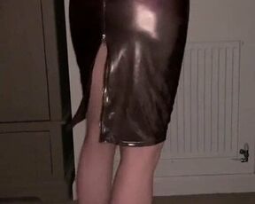 Shiny pencil skirt – amateur English Milf