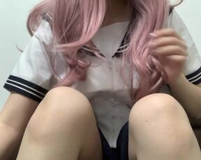 I tried to show off masturbation to the camera in school uniform on the sofa