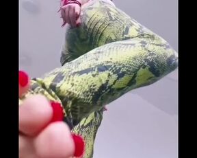 CRUSH POV GIANTESS DEBORA- Step step on you