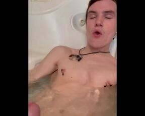 Little jerk session in the tub