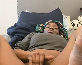 Ebony cums after rubbing clit