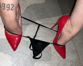 MiaXXX my submissive foot lover