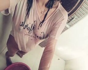 Desi College girl is bathing in bathroom (Hot 19y old girl scandel)