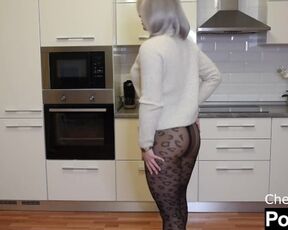 MATURE LADY IN LEO TIGHTS