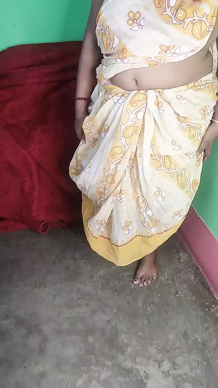 Indian horny Mommy pissing on the floor and squirting her pussy