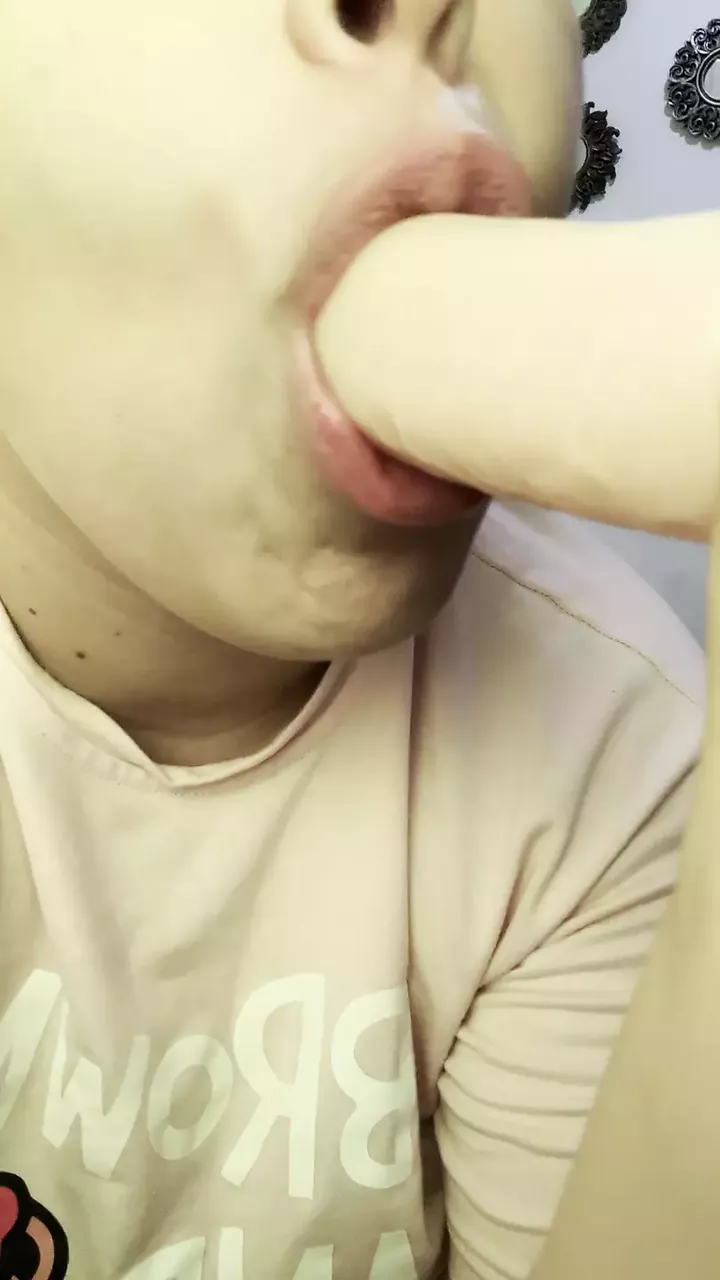 I suck delicious cock and I love to taste it in my mouth