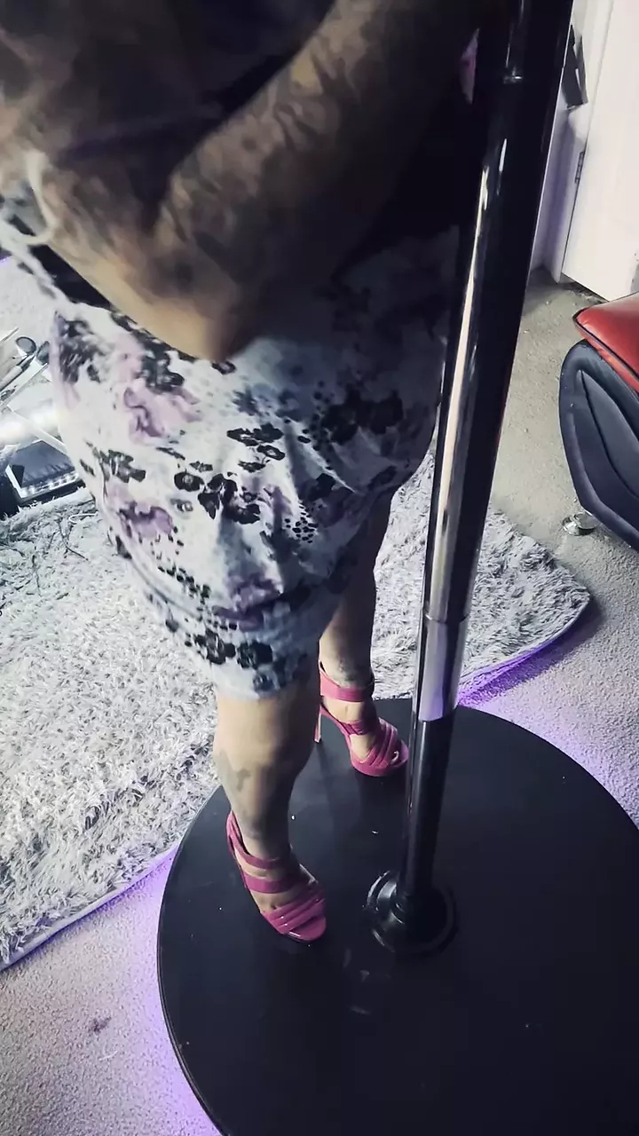 Scarlet SINROSE striptease in oversized heels